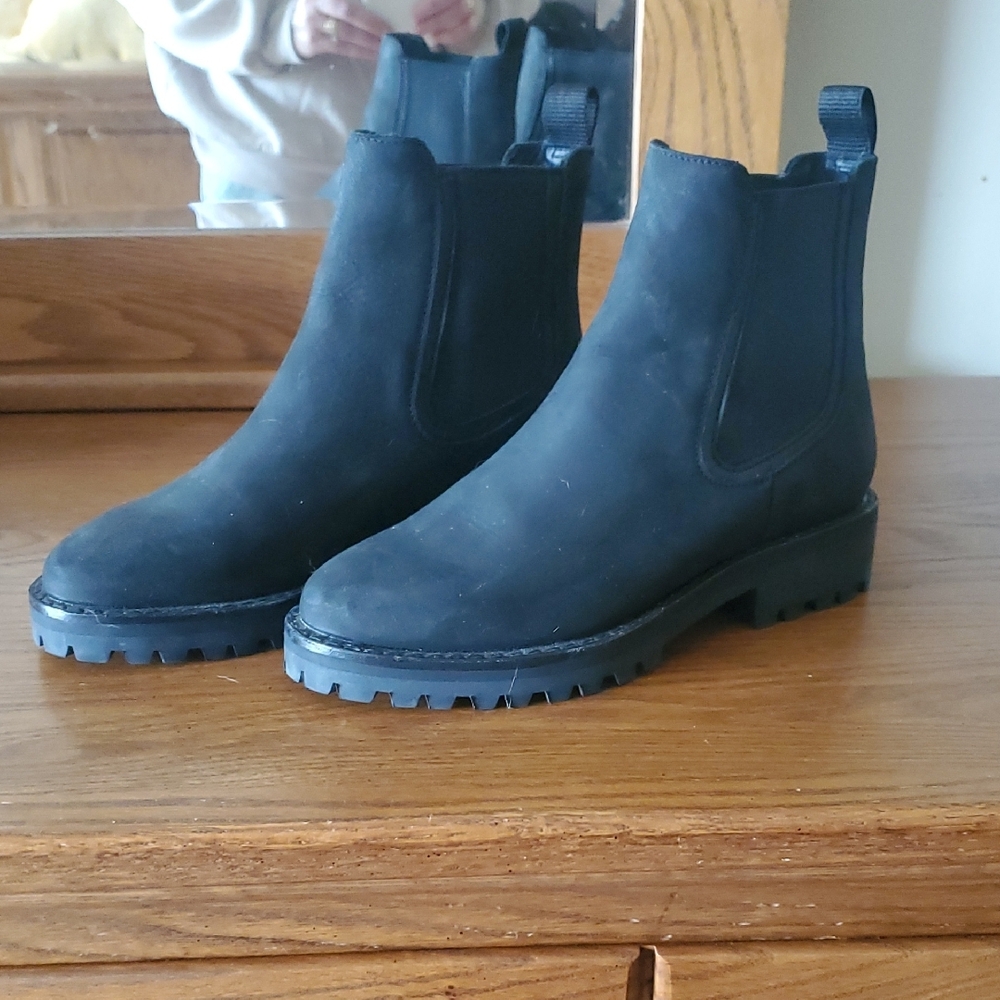 Black Ankle Boots with Chunky Rubber Sole and Elastic Panels
